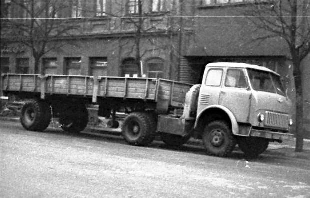 Этот снимок сделал покойный Люциус Суславичюс где-то на просторах Литовской ССР; ориентировочно это рубеж 1960-х и 1970-х годов грузовик, колхида
