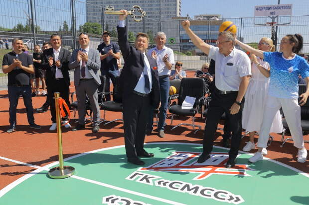 На Михайловской набережной в Новосибирске открыли профессиональную баскетбольную площадку (ФОТО)