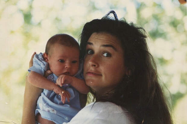 Румер Уиллис опубликовала редкие архивные фото с Деми Мур и Брюсом Уиллисом в честь своего дня рождения