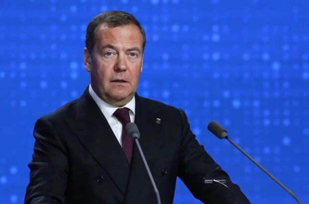 Медведев назвал «Офицеров» и «Летят журавли» любимыми военными фильмами