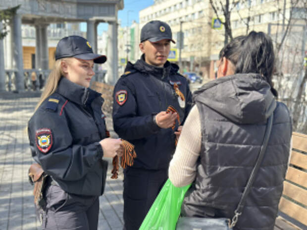 В Красноярске патрульные полицейские присоединились к Всероссийской акции «Георгиевская ленточка»