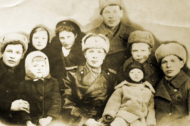 Семён Коновалов (в центре) после войны в окружении близких родственников из деревни Ямбулатово