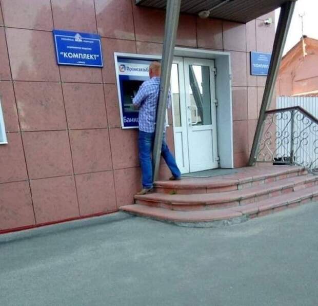 4. Спинку поддерживает
