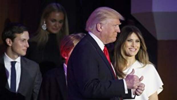 Избранный президент США Дональд Трамп с супругой Меланией во время выступления в Нью-Йорке. 9 ноября 2016