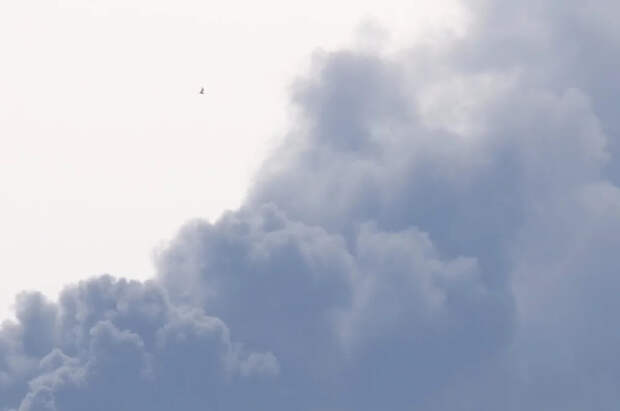 Над военным объектом к западу от Тегерана после атаки Израиля увидели дым