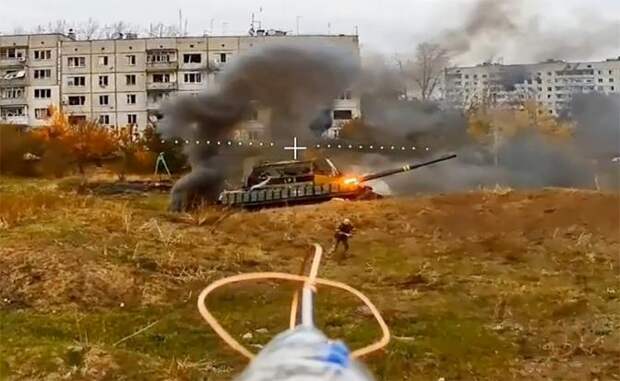 На фото: расчеты FPV-дронов во время уничтожения танка ВСУ.