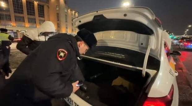 В ходе рейда в Петербурге  у таксистов конфисковали больше 300 машин