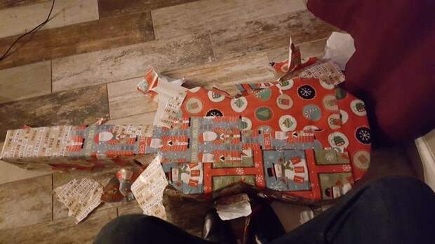 подарок в виде гитары на рождество, разыграл брата на рождество, розыгрыш с рождественским подарком