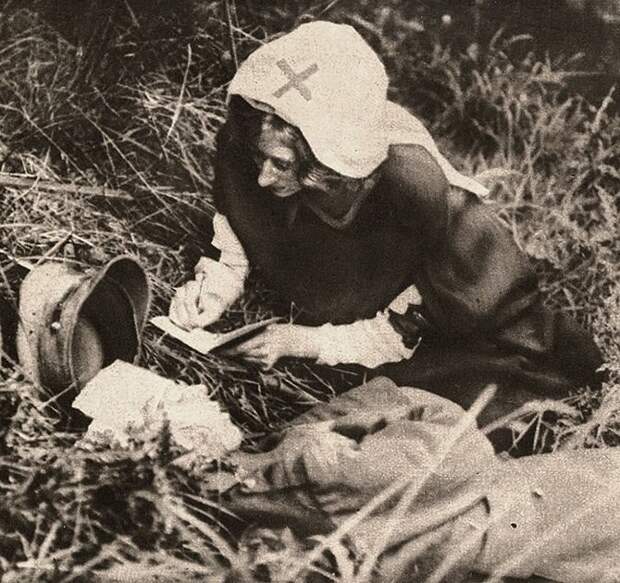 Медсестра Красного Креста записывает последние слова британского солдата, 1917 г. история, факты, фото