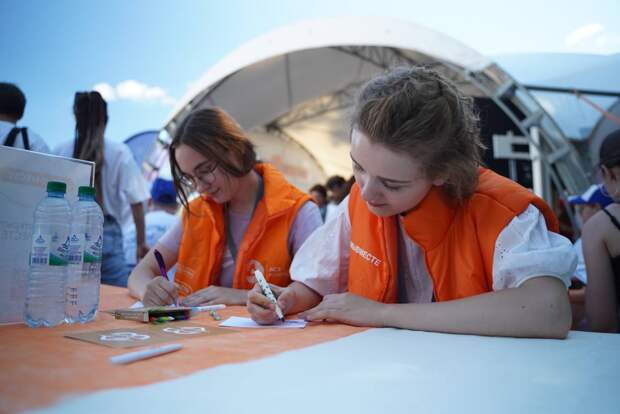 Более 3,8 тысячи нижегородцев посетило площадку по добровольчеству «Вместе с добром» в День молодежи