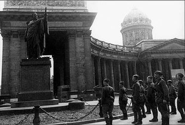 Загрузить увеличенное изображение. 600 x 407 px. Размер файла 110859 b.  Минута молчания у памятника М. И. Кутузову перед уходом на фронт. 1943 г.