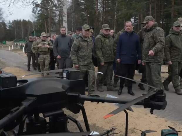 Медведев: специалисты по дронам станут костяком военной элиты России