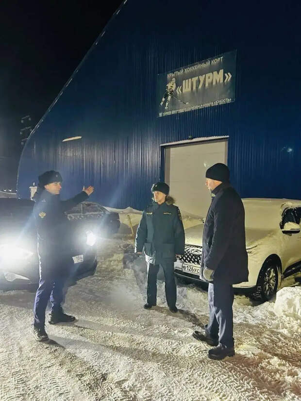 В ХМАО подростка убило свалившимся с крыши хоккейного корта снегом