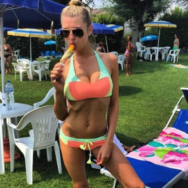 Красивые девушки в купальниках