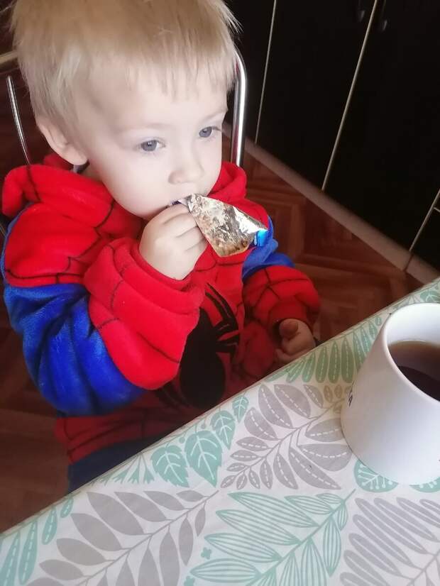 Дома кушаем конфетку. Дома безопаснее.