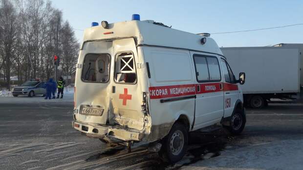В Чувашии 23 февраля произошло ДТП с участием грузовой машины и скорой помощи. Большегруз «Мерседес» не соблюдал дистанцию и врезался сзади в попутную «скорую». В результате водитель и фельдшер получили травмы различной степени тяжести. Об этом сообщила пресс-служба ГИБДД региона.