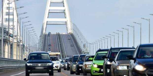 Тысячи туристов в ловушке: 15-километровый затор парализовал подъезд к Крымскому мосту со стороны Керчи