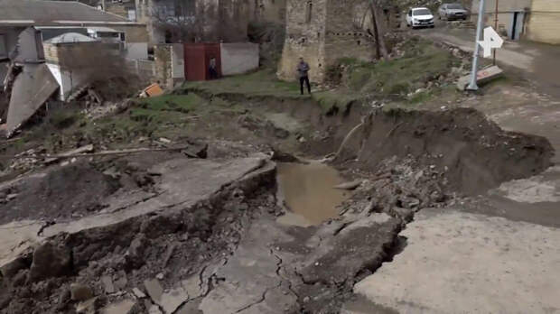 Оползень разрушает село в Дагестане: десятки домов уничтожены