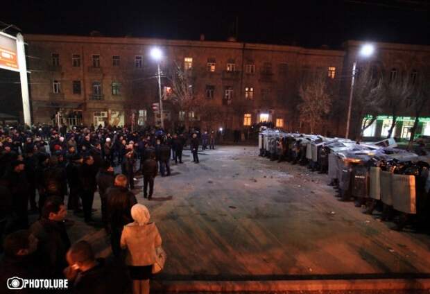 В результате штурма митингующими генконсульства России в Гюмри в больницы попали 14 человек (фото) В результате штурма митингующими генконсульства России в Гюмри в больницы попали 14 человек (фото)