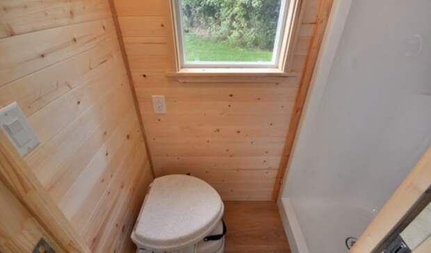 В миниатюрном доме на колесах есть благоустроенная ванная комната(«Poco Pink», Канада). | Фото:  lemurov.net.