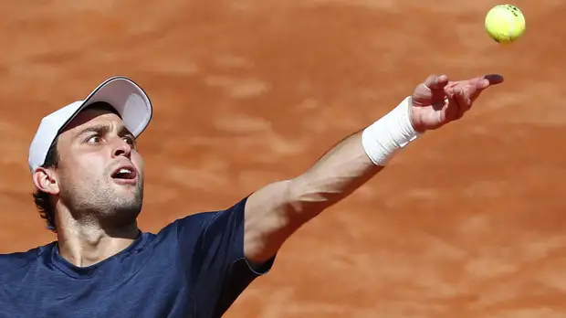 Карацев сломал ракетку во время матча с Кольшрайбером