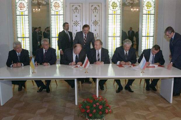 Встреча в Беловежской пуще трех лидеров — Президента России Б.Н.Ельцина, Президента Украины Л.М.Кравчука и Председателя Верховного Совета Беларусии С.С.Шушкевича, подписавших Соглашение о создании Содружества Независимых Государств (СНГ).