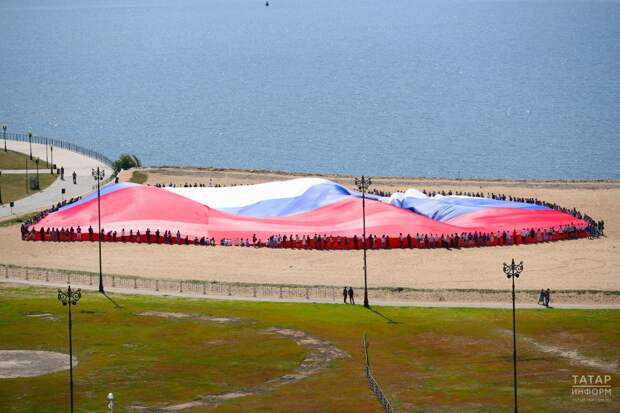 «Казан» Гаилә үзәге каршында иң зур Россия флагын җәйделәр