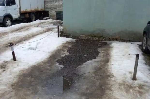 В Тамбове ищут собственника незаконных оградительных столбов на улице Советской