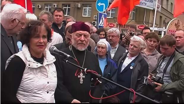 Наталья Фатеева на митинге против властей