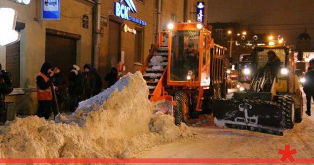 Дороги Петербурга посолили в канун зимы