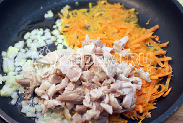 На растительном масле обжарить мелко нашинкованный лук и тертую морковь, добавить мясо курицы без костей. Готовить 1-2 минуты. Добавить в бульон