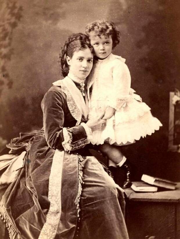 Императрица Мария Федоровна с сыном (Николаем II) в платье.
