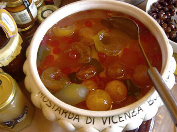 Итальянцы называют фруктовой горчицей фрукты в сахаре и специях (горчичный уксус или масло)