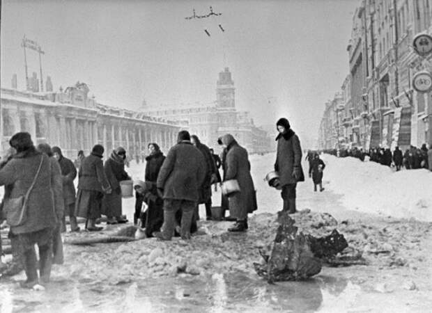 RIAN_archive_907_Leningradians_queueing_up_for_water