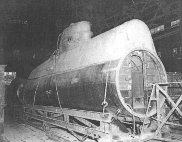 Недостроенная сверхмалая подлодка, найденная уже после окончания Второй мировой войны. /Фото: militera.lib.ru Недостроенная сверхмалая подлодка, найденная уже после окончания Второй мировой войны. /Фото: militera.lib.ru