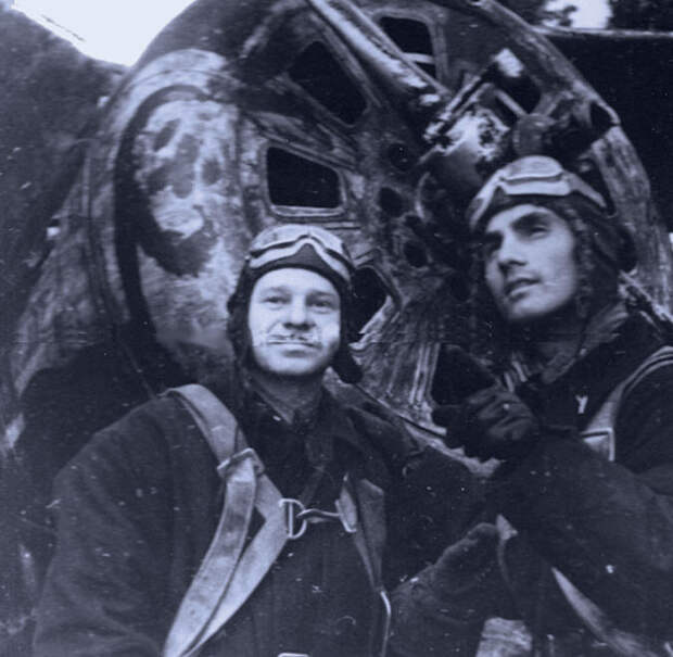 Старший лейтенант Свитенко и лейтенант Слонов у И-153
