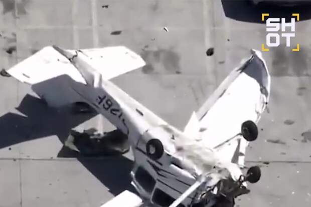 SHOT: самолет задел провода и рухнул на парковку около жилого дома в США