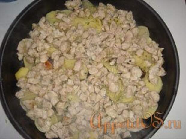 Выложить обжареную курицу