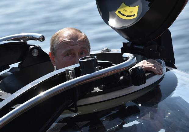 Оранжевый кораблик - смесь батискафа и «катамарана» - стал отчаливать Фото: REUTERS