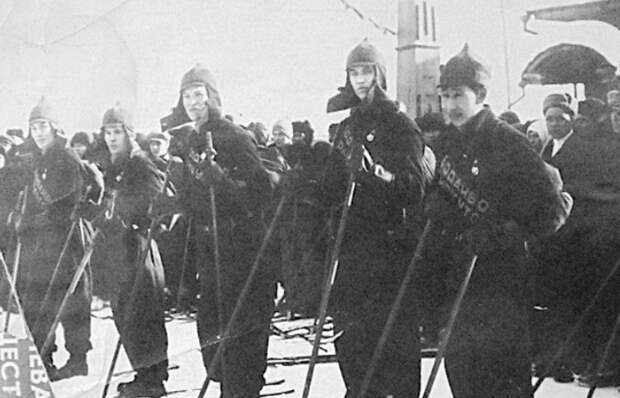 Участники самого длительного перехода на лыжах.