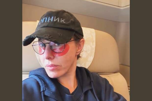 Ксения Собчак в бейсболке со словом «гопник» показала лицо без макияжа