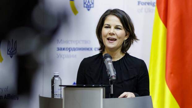 Обещание главы МИД Германии Бербок Украине вызвало ярость у читателей Die Welt