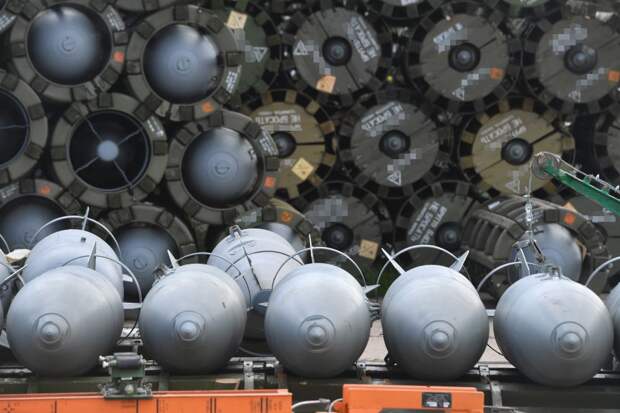 ФАБ-3000 оставила от пятиэтажной казармы одну стену, это сняли на видео