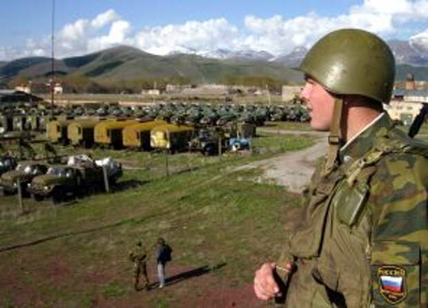 На фото: площадки военной техники на территории 62-й военной базы РФ в Ахалкалаки, Грузия, 2005 год