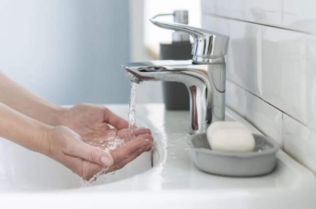 Врач Калюжин рассказал, почему вредно мыть руки горячей или холодной водой