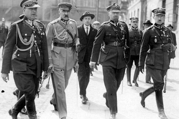 Коммунисты не дали превратить белорусов и украинцев в поляков