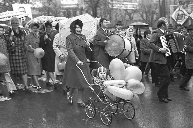 9. Юный участник демонстрации, 1975 год 1 мая, СССР, демонстрация, интересно, исторические фото