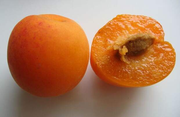 Плод сухой и не очень сочный, при этом очень сладкий с апельсиновым ароматом, но вкус спелых плодов похож на абрикос.