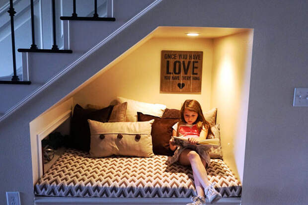 уютная ниша под лестницей для отдыха и чтения