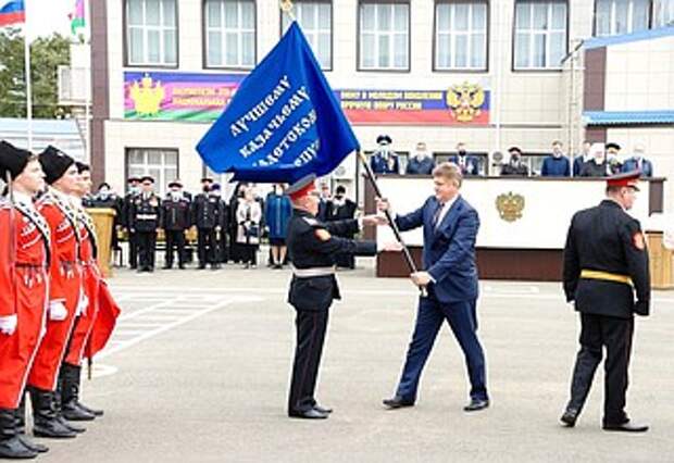 Переходящее знамя Президента вручено Ейскому казачьему кадетскому корпусу за победу в ежегодном смотре-конкурсе на звание «Лучший казачий кадетский корпус».